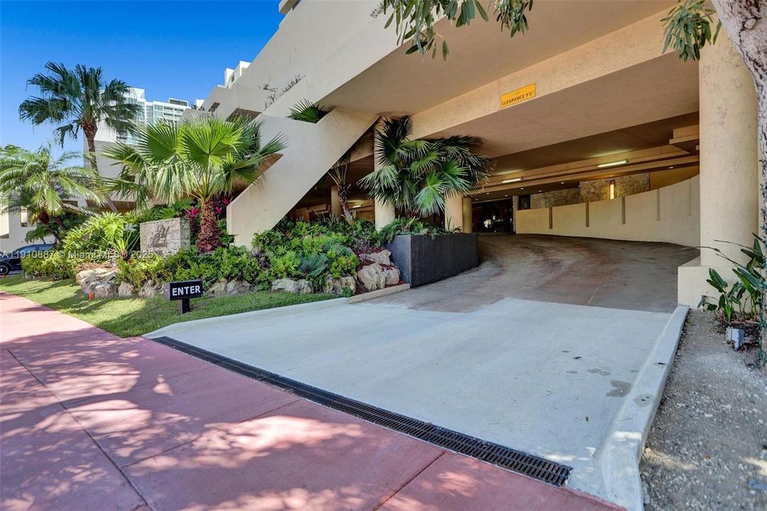 合同活跃: $3,200 (1 贝兹, 2 浴室, 890 平方英尺)