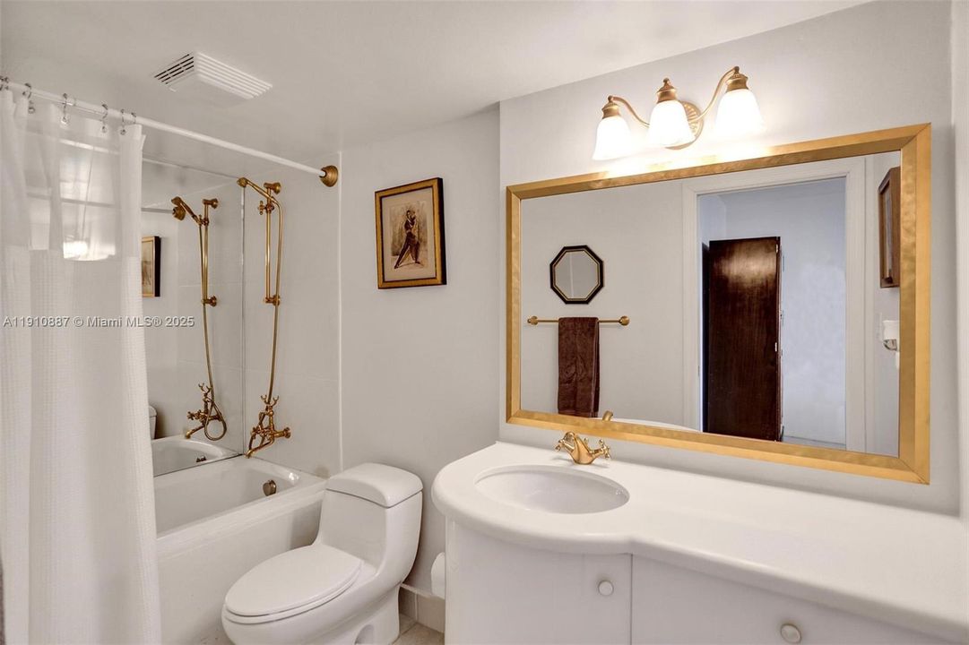 合同活跃: $3,200 (1 贝兹, 2 浴室, 890 平方英尺)