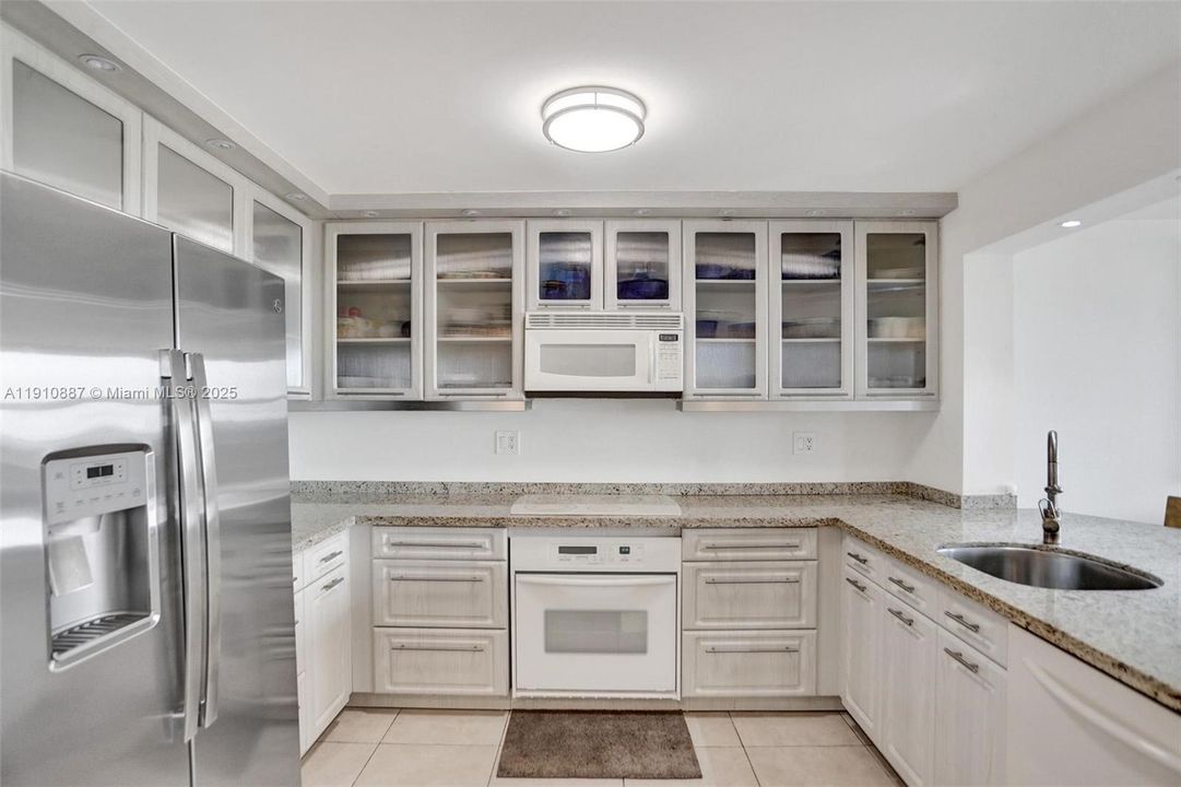 合同活跃: $3,200 (1 贝兹, 2 浴室, 890 平方英尺)