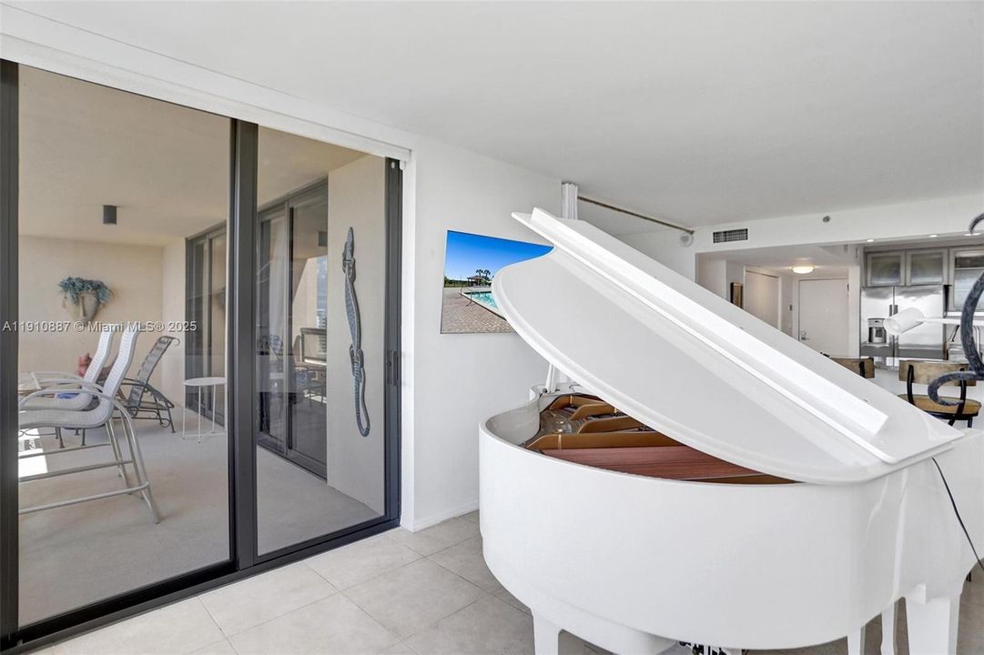 合同活跃: $3,200 (1 贝兹, 2 浴室, 890 平方英尺)