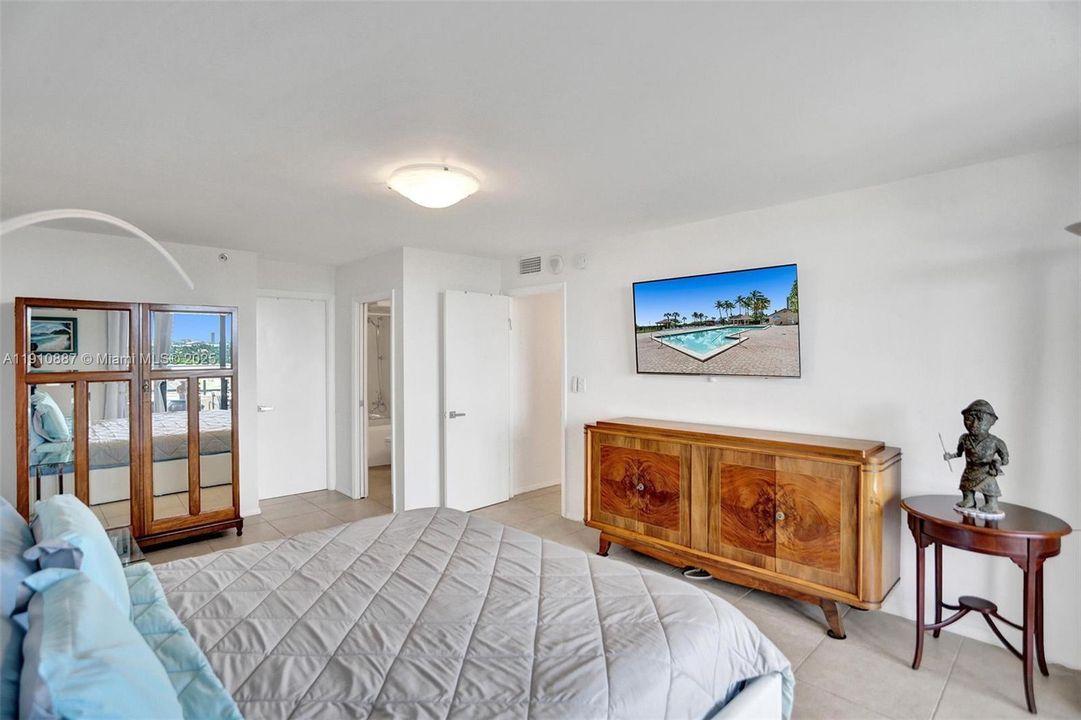 合同活跃: $3,200 (1 贝兹, 2 浴室, 890 平方英尺)