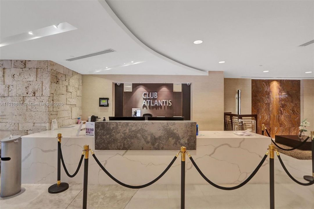 合同活跃: $3,200 (1 贝兹, 2 浴室, 890 平方英尺)