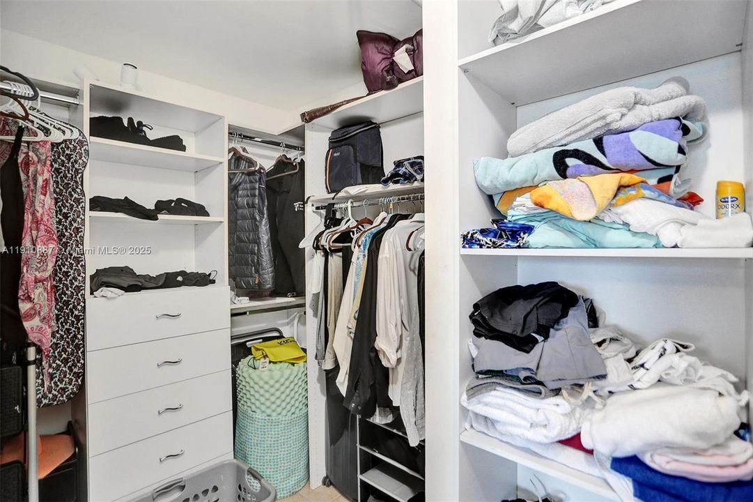 合同活跃: $3,200 (1 贝兹, 2 浴室, 890 平方英尺)