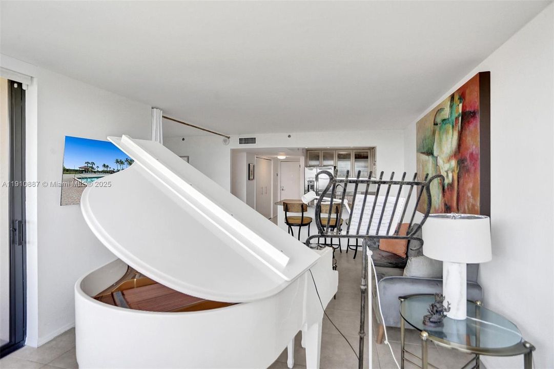 合同活跃: $3,200 (1 贝兹, 2 浴室, 890 平方英尺)