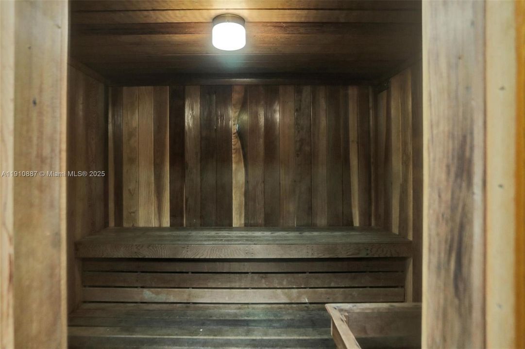 合同活跃: $3,200 (1 贝兹, 2 浴室, 890 平方英尺)