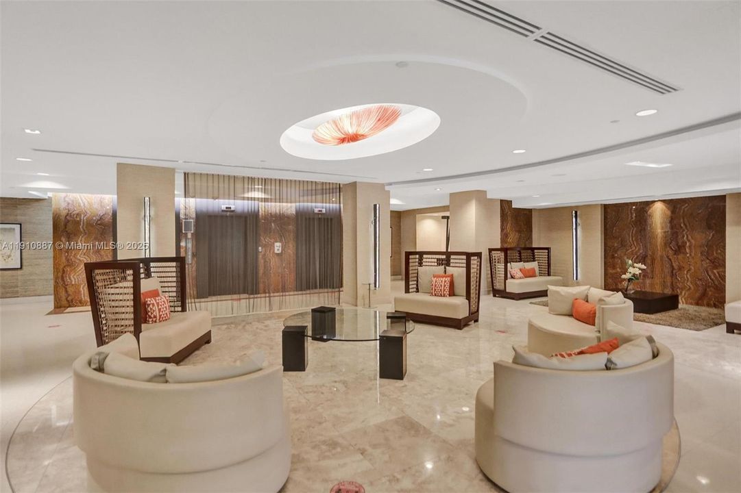 合同活跃: $3,200 (1 贝兹, 2 浴室, 890 平方英尺)