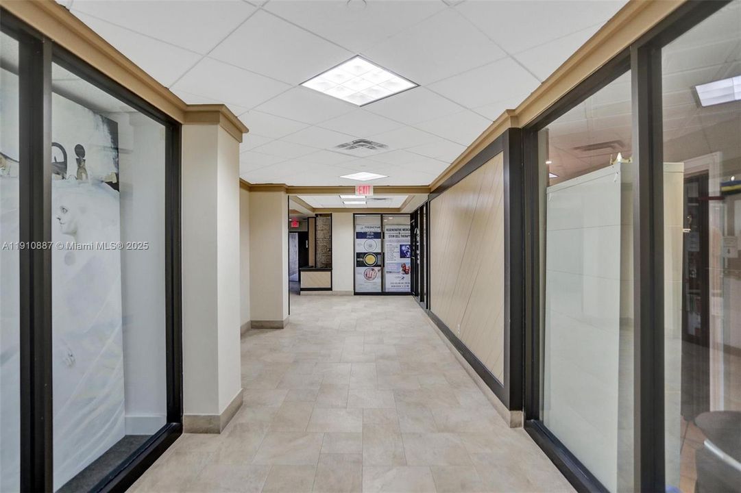 合同活跃: $3,200 (1 贝兹, 2 浴室, 890 平方英尺)