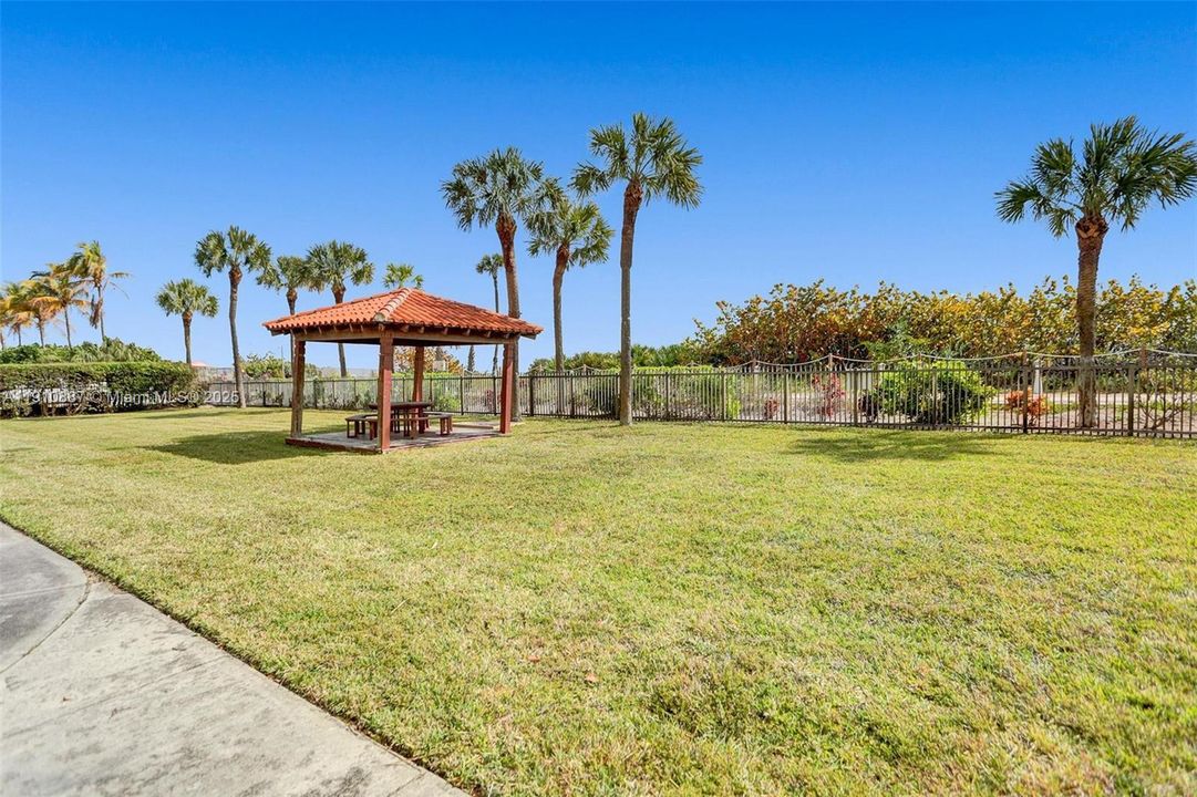 合同活跃: $3,200 (1 贝兹, 2 浴室, 890 平方英尺)