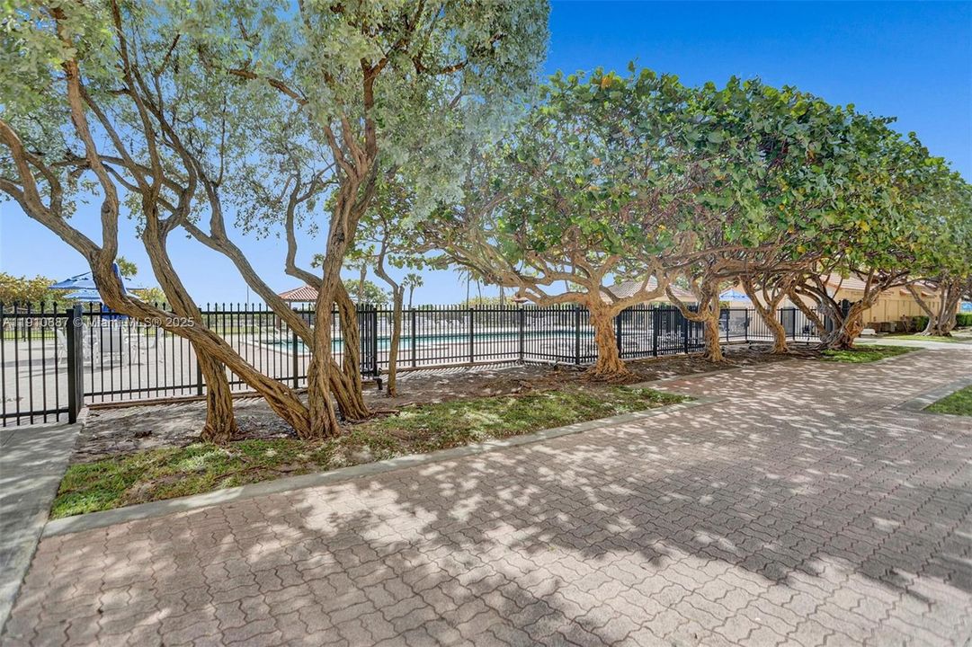 合同活跃: $3,200 (1 贝兹, 2 浴室, 890 平方英尺)