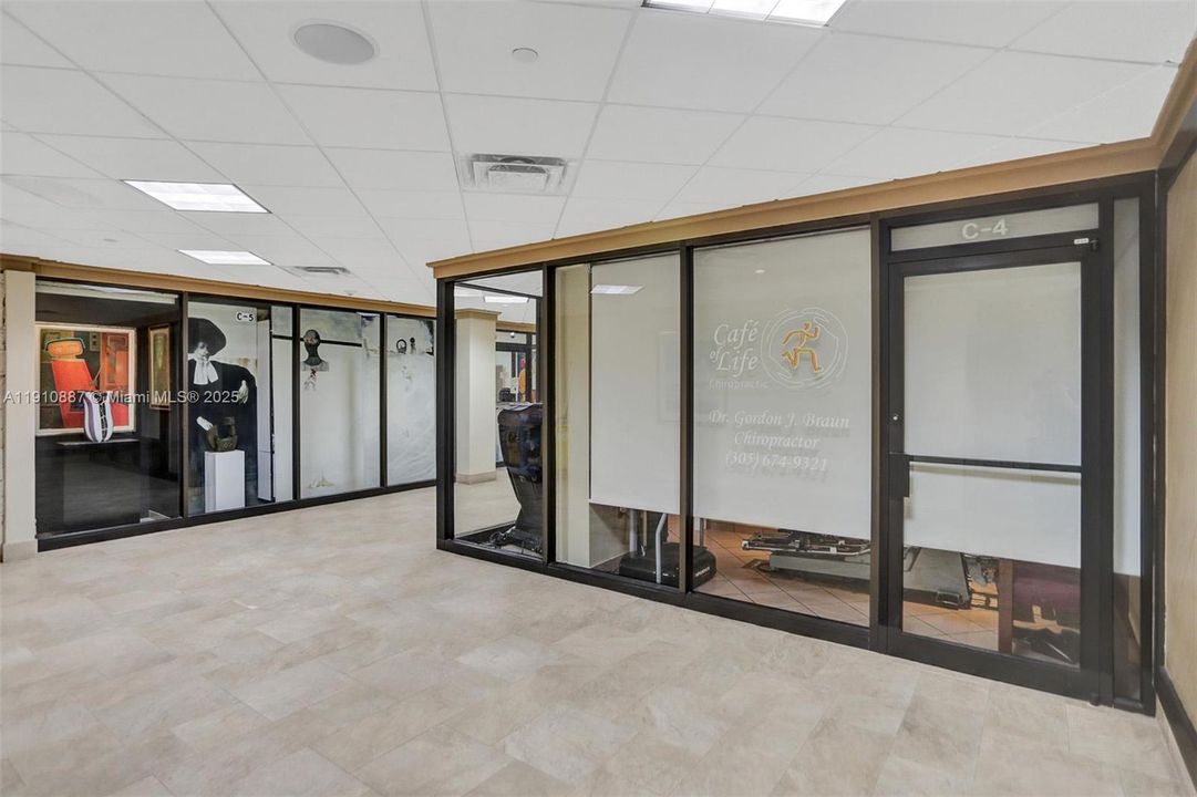 合同活跃: $3,200 (1 贝兹, 2 浴室, 890 平方英尺)