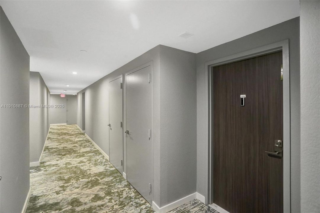 合同活跃: $3,200 (1 贝兹, 2 浴室, 890 平方英尺)