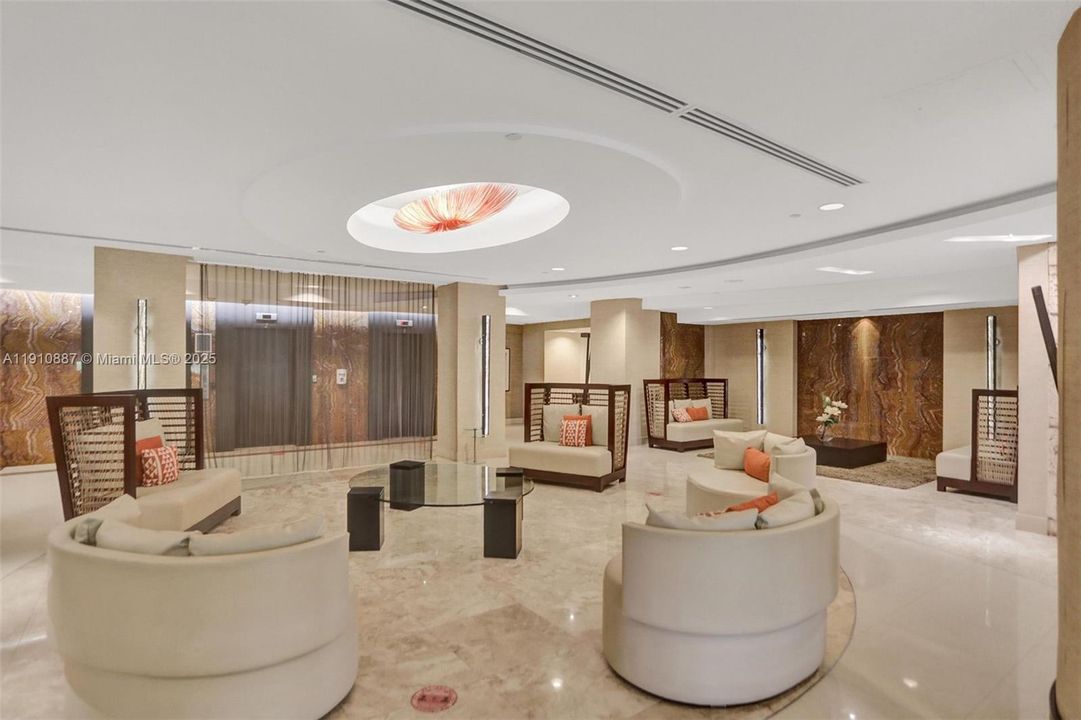 合同活跃: $3,200 (1 贝兹, 2 浴室, 890 平方英尺)