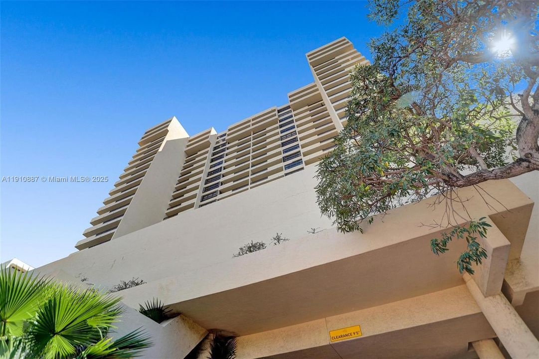 合同活跃: $3,200 (1 贝兹, 2 浴室, 890 平方英尺)