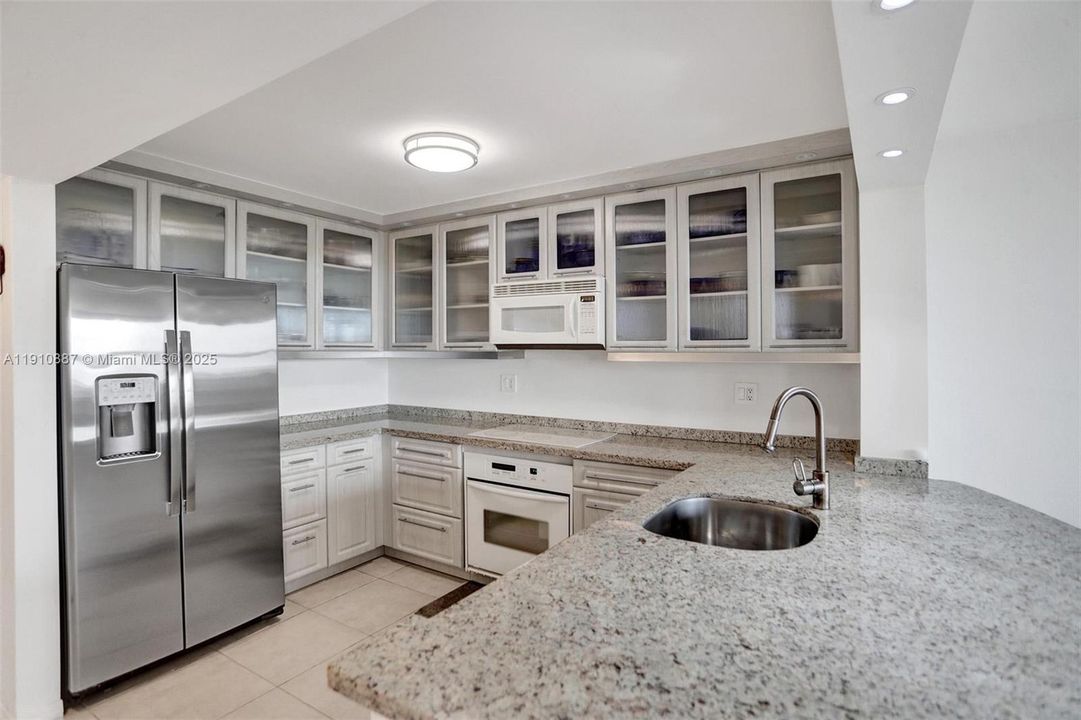 合同活跃: $3,200 (1 贝兹, 2 浴室, 890 平方英尺)