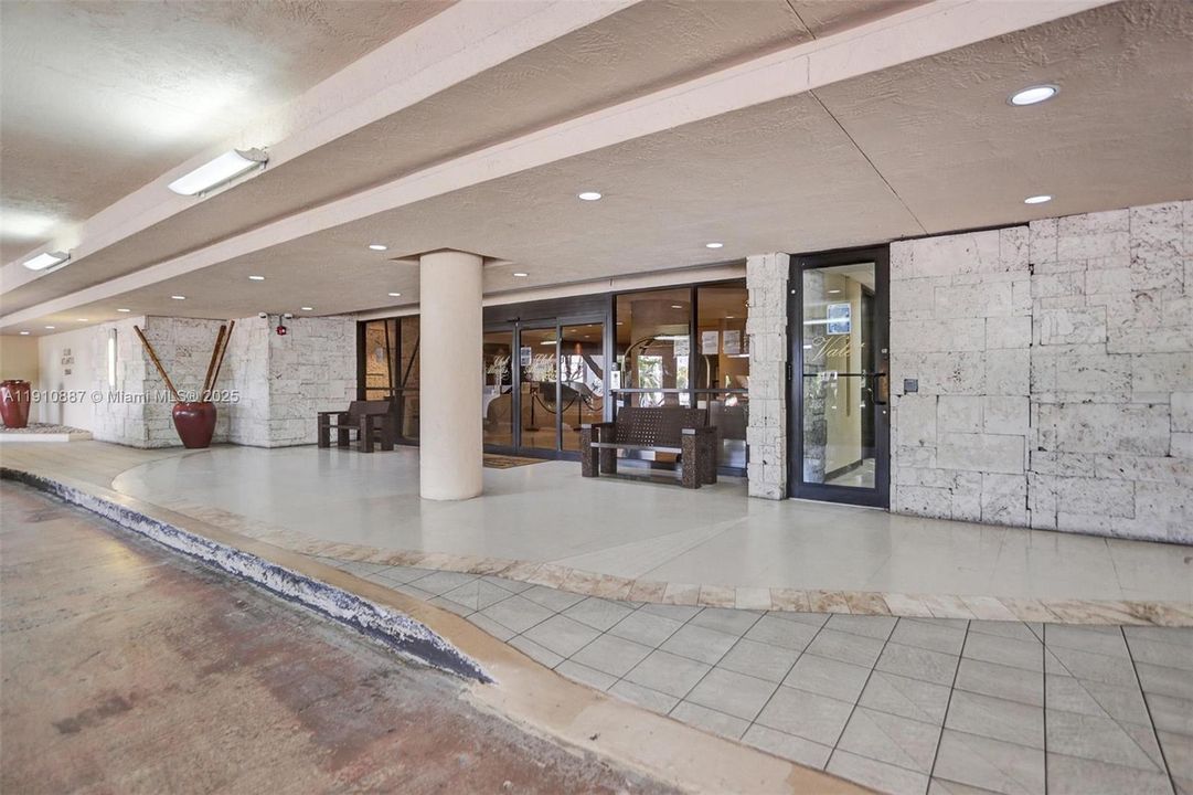 合同活跃: $3,200 (1 贝兹, 2 浴室, 890 平方英尺)