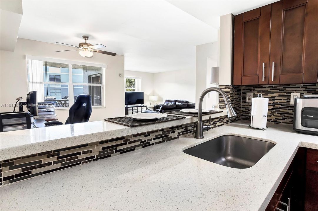 Activo con contrato: $265,000 (2 camas, 2 baños, 1123 Pies cuadrados)