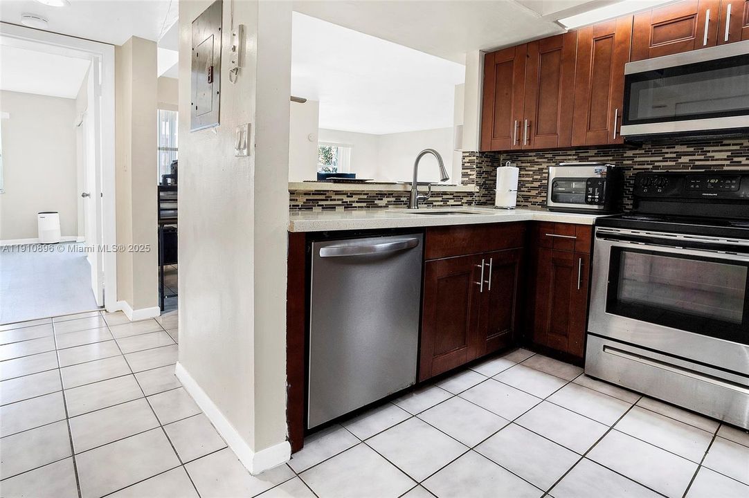 Activo con contrato: $265,000 (2 camas, 2 baños, 1123 Pies cuadrados)