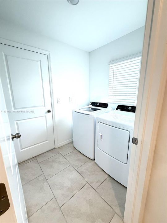 For Rent: $1,900 (3 beds, 2 baths, 1448 Square Feet)