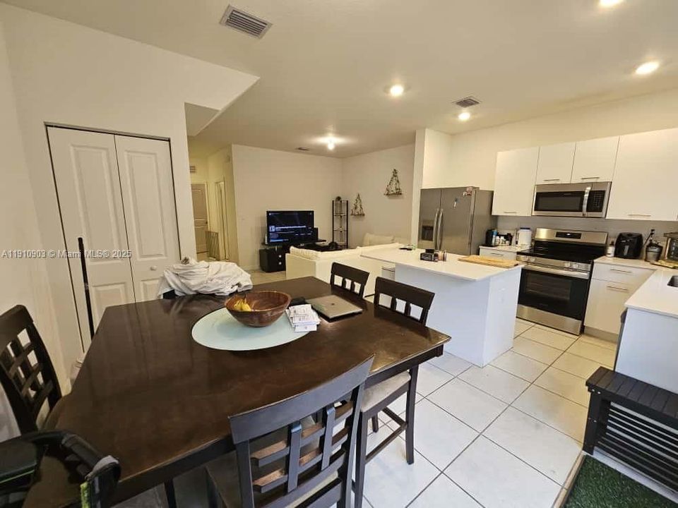 For Rent: $3,250 (3 beds, 3 baths, 1328 Square Feet)