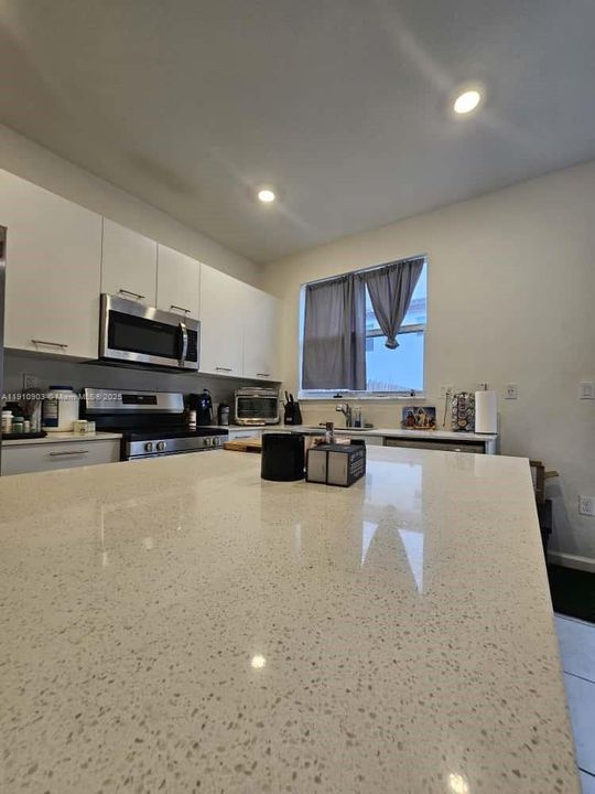 For Rent: $3,250 (3 beds, 3 baths, 1328 Square Feet)