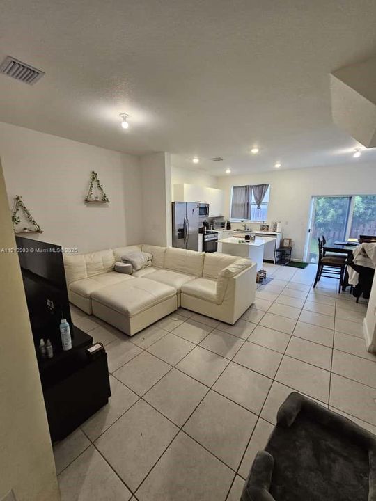 For Rent: $3,250 (3 beds, 3 baths, 1328 Square Feet)