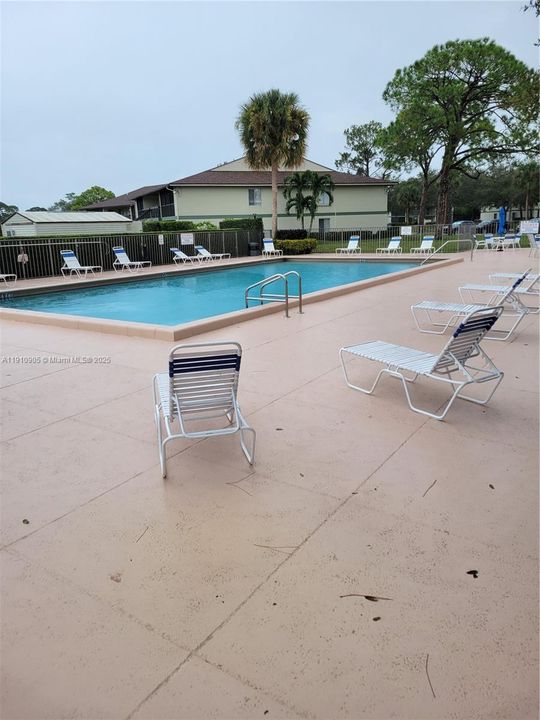 合同活跃: $2,200 (2 贝兹, 2 浴室, 860 平方英尺)