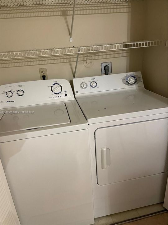 合同活跃: $2,200 (2 贝兹, 2 浴室, 860 平方英尺)