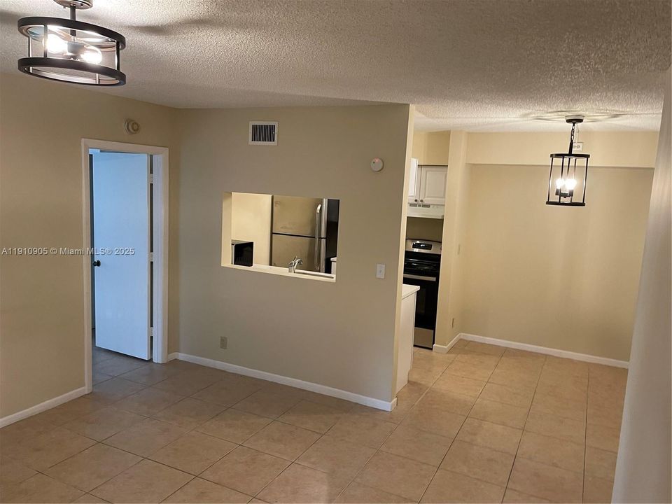 合同活跃: $2,200 (2 贝兹, 2 浴室, 860 平方英尺)