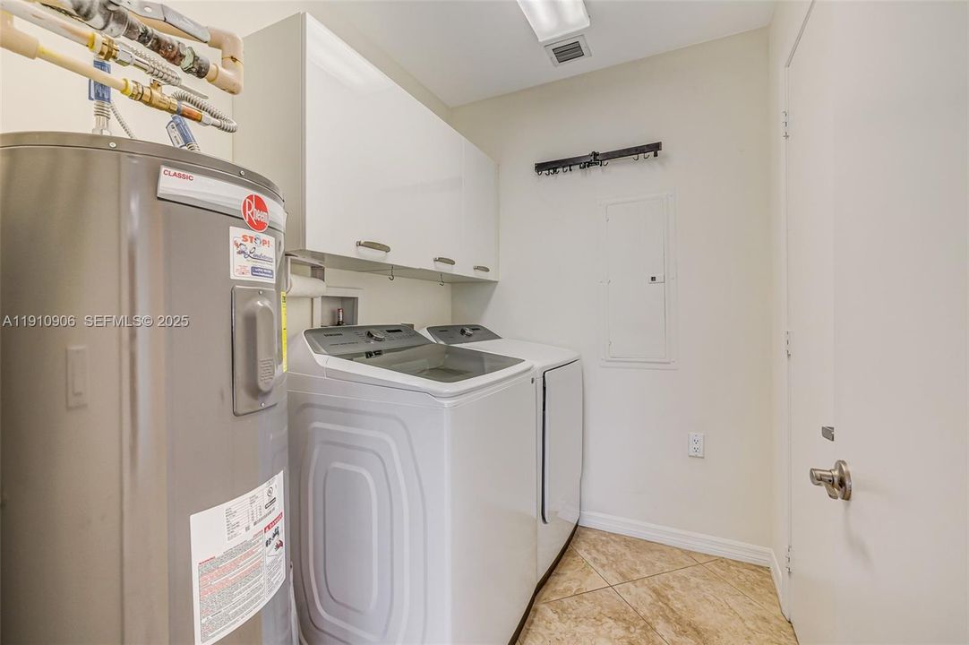 For Sale: $2,100,000 (3 beds, 4 baths, 2520 Square Feet)