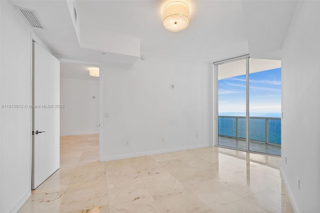 Под контрактом: $7,500 (3 спален, 3 ванн, 2106 Квадратных фут)