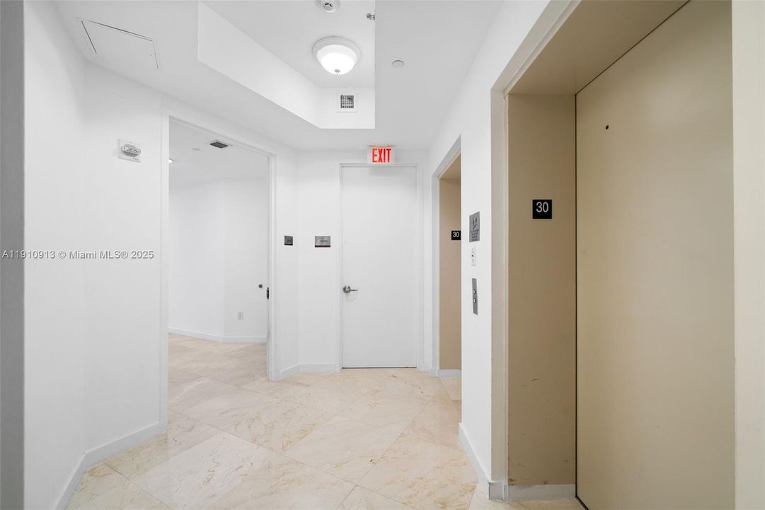 Под контрактом: $7,500 (3 спален, 3 ванн, 2106 Квадратных фут)