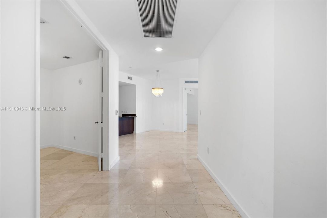 Под контрактом: $7,500 (3 спален, 3 ванн, 2106 Квадратных фут)