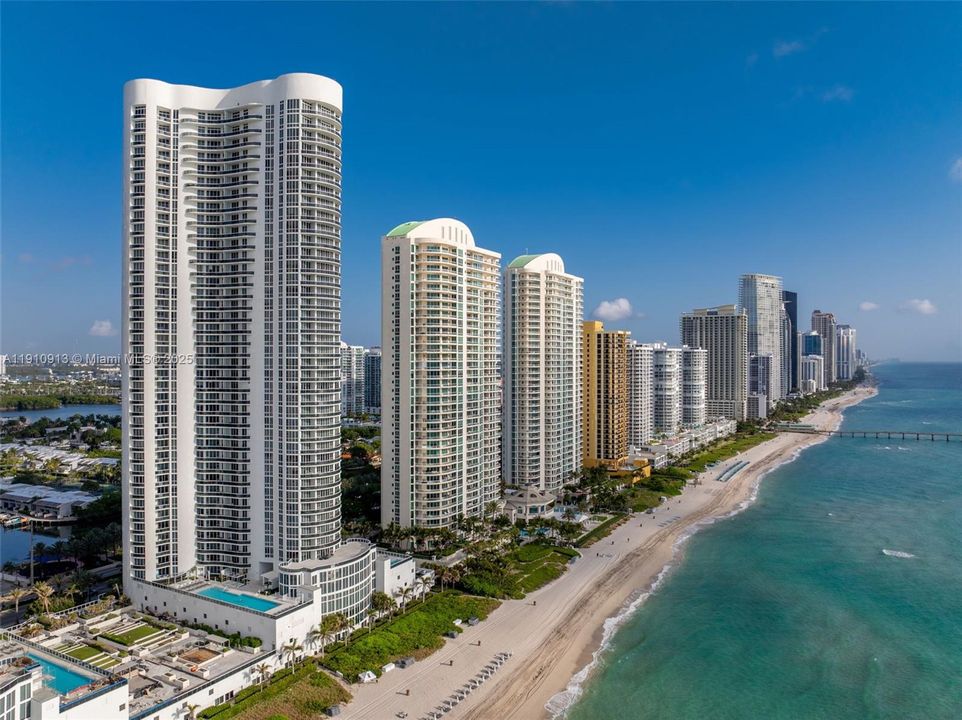 Под контрактом: $7,500 (3 спален, 3 ванн, 2106 Квадратных фут)