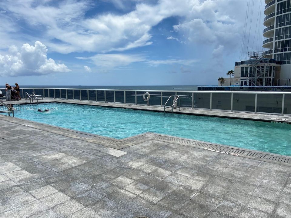 Под контрактом: $7,500 (3 спален, 3 ванн, 2106 Квадратных фут)