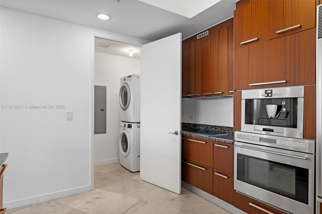 Под контрактом: $7,500 (3 спален, 3 ванн, 2106 Квадратных фут)