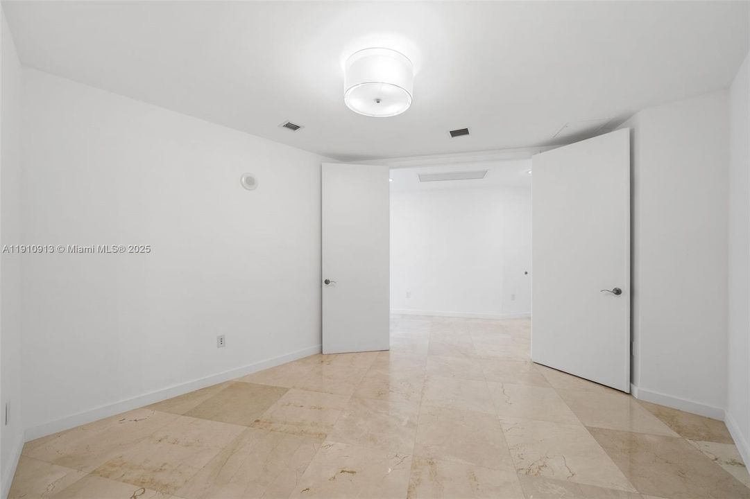 Под контрактом: $7,500 (3 спален, 3 ванн, 2106 Квадратных фут)