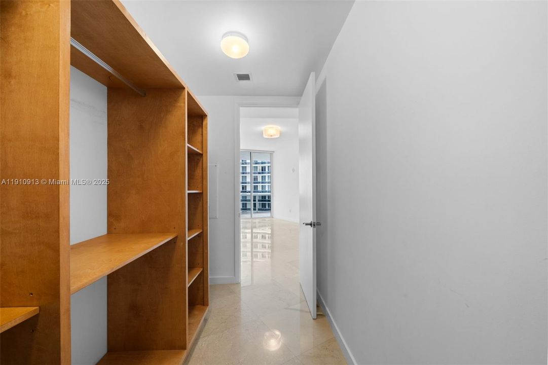 Под контрактом: $7,500 (3 спален, 3 ванн, 2106 Квадратных фут)