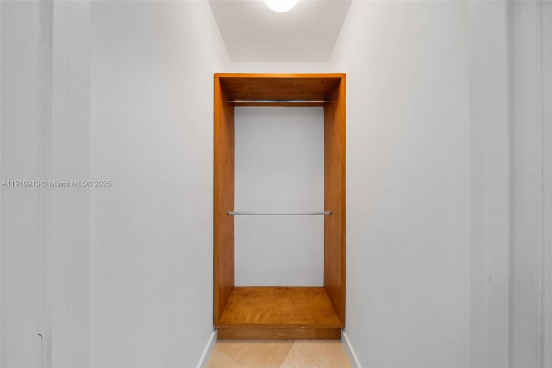 Под контрактом: $7,500 (3 спален, 3 ванн, 2106 Квадратных фут)