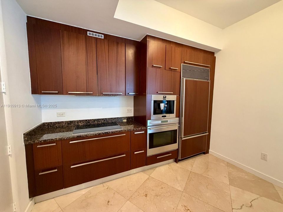 Под контрактом: $7,500 (3 спален, 3 ванн, 2106 Квадратных фут)