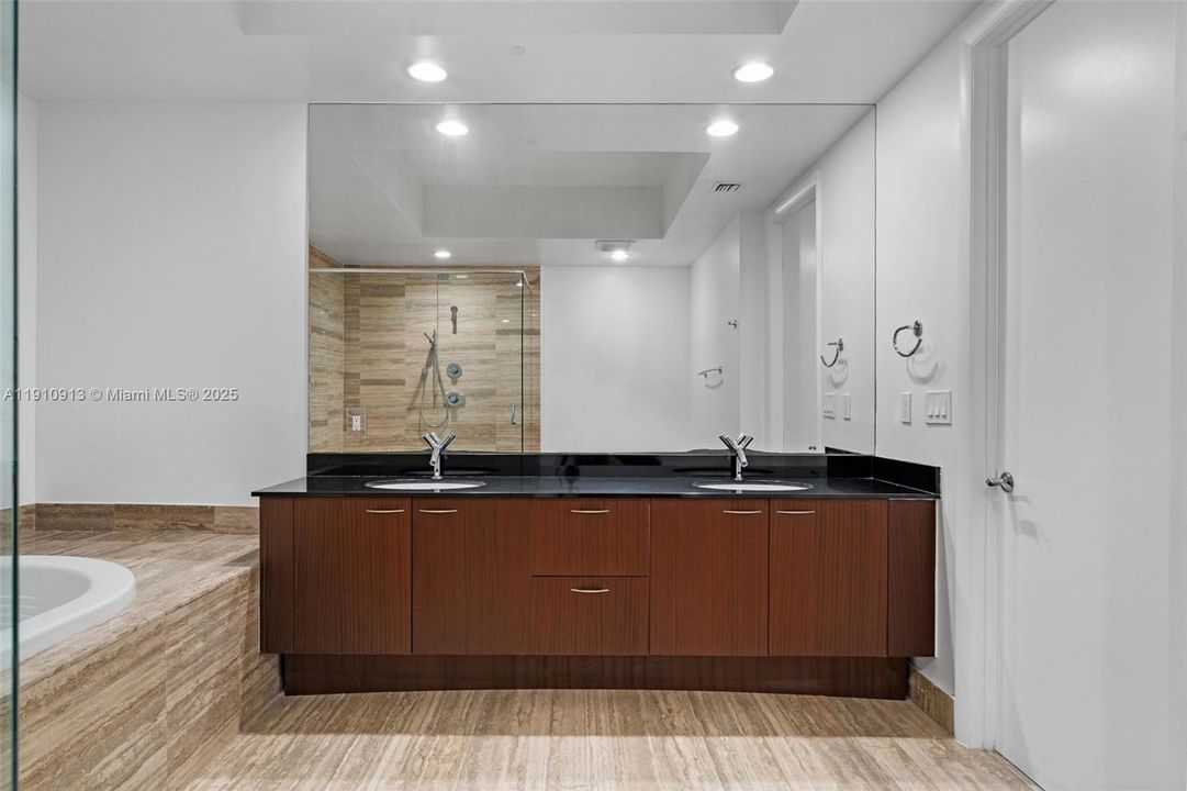 Под контрактом: $7,500 (3 спален, 3 ванн, 2106 Квадратных фут)