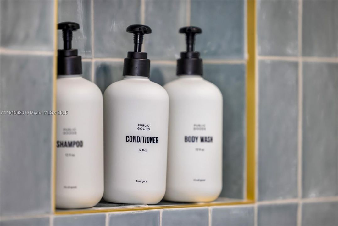 For Sale: $585,000 (1 beds, 1 baths, 505 Square Feet)