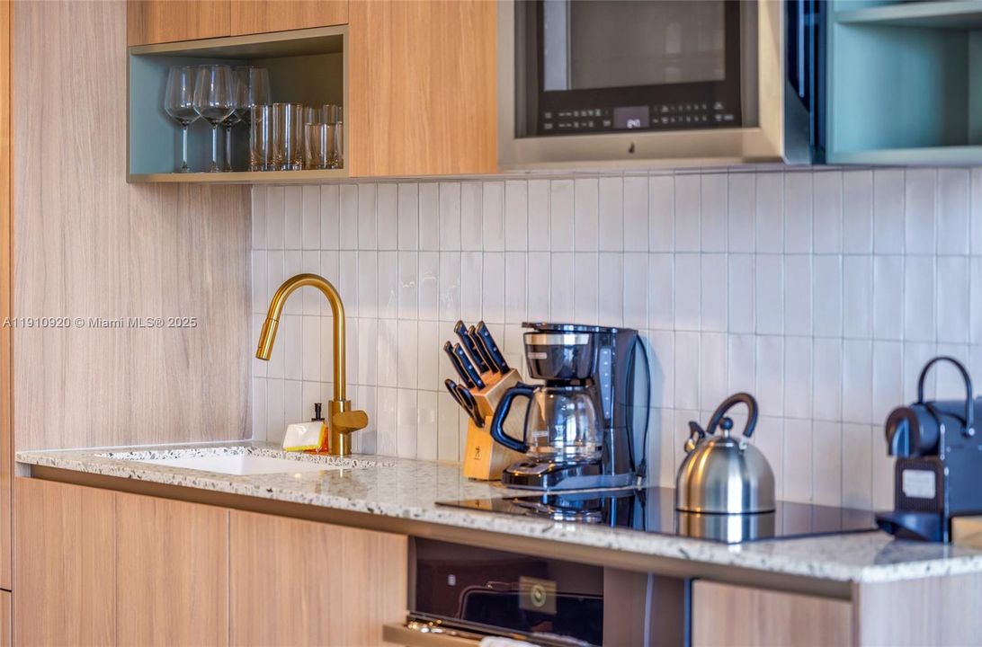 For Sale: $585,000 (1 beds, 1 baths, 505 Square Feet)