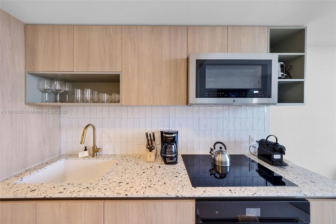 For Sale: $585,000 (1 beds, 1 baths, 505 Square Feet)