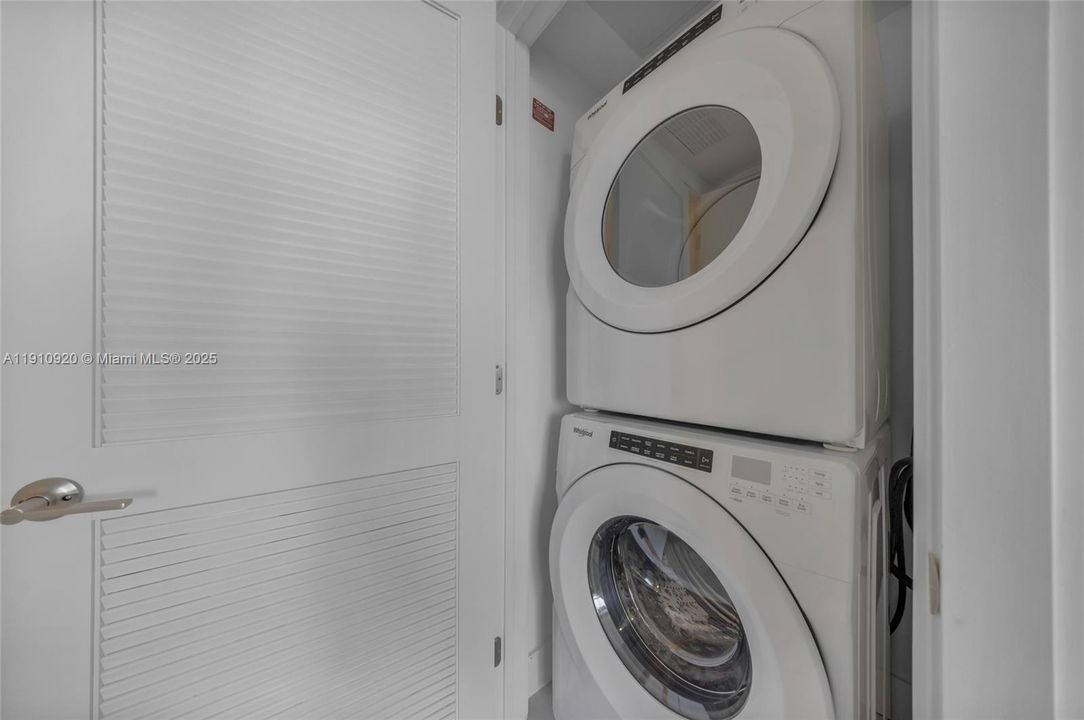 For Sale: $585,000 (1 beds, 1 baths, 505 Square Feet)