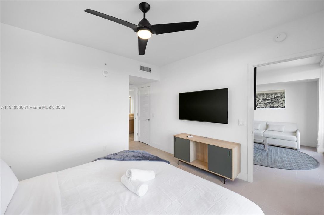 For Sale: $585,000 (1 beds, 1 baths, 505 Square Feet)