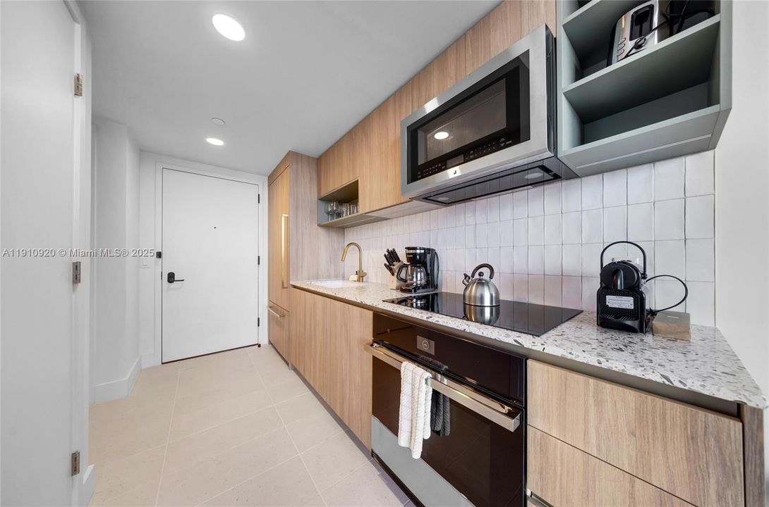 For Sale: $585,000 (1 beds, 1 baths, 505 Square Feet)