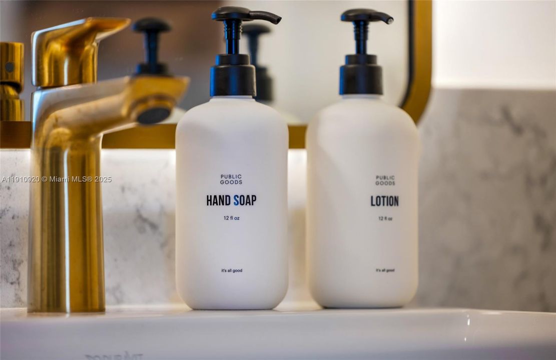 For Sale: $585,000 (1 beds, 1 baths, 505 Square Feet)