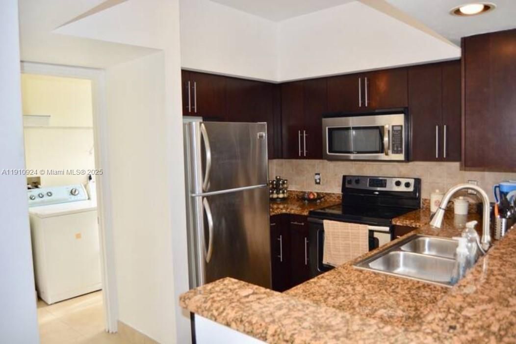 For Sale: $409,000 (1 beds, 1 baths, 1036 Square Feet)