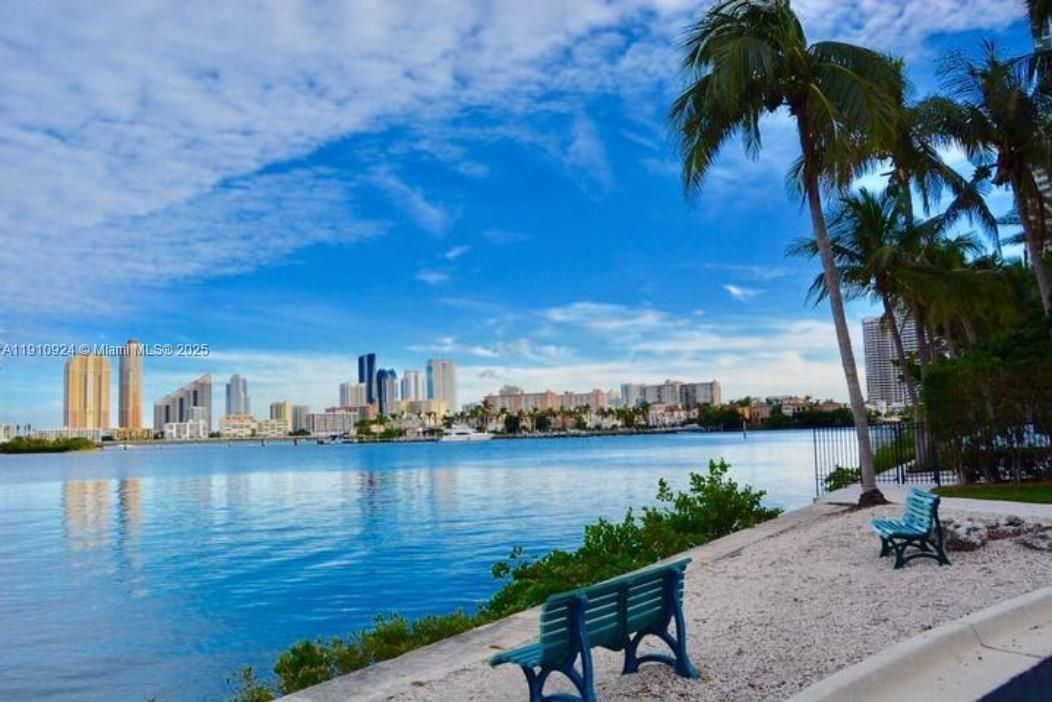 For Sale: $409,000 (1 beds, 1 baths, 1036 Square Feet)