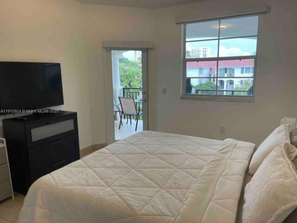 For Sale: $409,000 (1 beds, 1 baths, 1036 Square Feet)